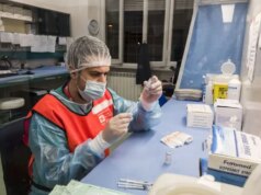 Covid, nuovi casi e decessi in calo