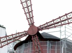 Parigi, si staccano le pale del Moulin Rouge. Nessun ferito