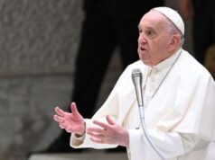 Papa “Nessuno deve togliere la dignità alle persone”