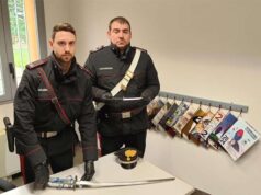 Campagnola: tenta di sfondare la porta del vicino poi lo insegue armato di katana