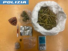 Reggio Emilia, tenta di colpire gli agenti durante un controllo: trovato con oltre un etto di droga