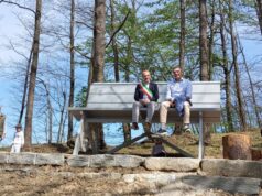 Una panchina gigante al lago di Castel dell’Alpi