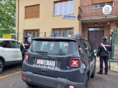 Gualtieri: prima gli ruba la bicicletta, poi gliela scaglia contro per fuggire