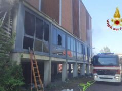 Incendio in un capannone, ieri mattina a Bologna
