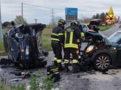 Scontro tra auto a San Polo d’Enza: una persona bloccata nella vettura ribaltata