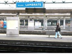 Poliziotto accoltellato alla stazione di Milano Lambrate, è grave