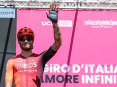 Ganna vince la crono a Desenzano, Pogacar resta in maglia rosa