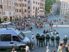 Flash mob di Ultima Generazione in piazza Barberini a Roma