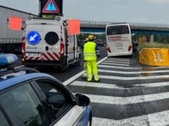 La Stradale di Reggio Emilia presta ausilio sull’A1 ad un pullman di clericali diretti ad Assisi