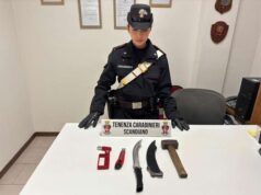 16enne denunciato a Scandiano: nello zaino aveva coltello, rompi vetro, martello e taglierino