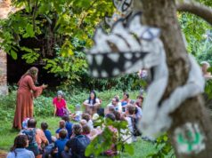Il drago dalle sette teste del Teatro dell’Orsa attraversa i Giardini del Castello di Bianello