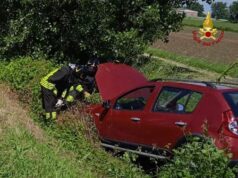Automobilista finito fuori strada soccorso dai Vigili del fuoco a Luzzara