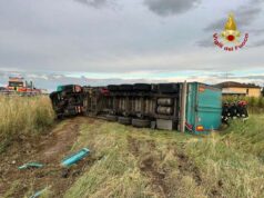Imola: camion esce di strada sulla A14, ferito lieve il conducente