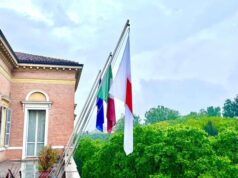 La bandiera della Croce rossa esposta sulla sede della Provincia di Modena