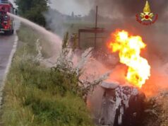 Bibbiano, auto esce di strada e prende fuoco