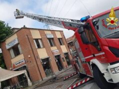 Incendio nella cucina di un bar a Modena, vigili del fuoco al lavoro