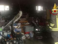 Incendio in un deposito di materiale edile a Fiorano