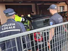 Bimbo intrappolato in auto liberato grazie all’intervento della Polizia locale di Mirandola