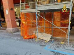 Bologna: autobus urta un ponteggio, nessun ferito