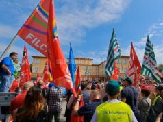 Ceramica: a Sassuolo centinaia in corteo per il rinnovo del contratto