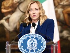 Meloni “C’è chi mi vorrebbe massacrata e a testa in giù”
