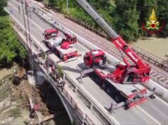 Vigili del fuoco al lavoro per liberare dai tronchi il Tresinaro