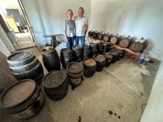 Coppia di agricoltori ungheresi s’innamora dell’Aceto Balsamico Tradizionale di Modena e decide di acquistare tre batterie