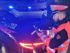 Pavullo: coppia fermata in auto per un controllo, getta dal finestrino un sacchetto con 40 grammi di cocaina