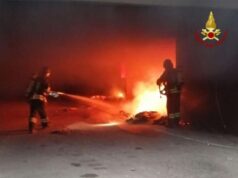 Incendio di rifiuti davanti ad un’autorimessa a Reggio Emilia