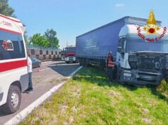 Carpi: scoppia pneumatico, autoarticolato esce dalla carreggiata in A22