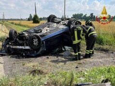 Bomporto: sbanda con l’auto che finisce contro un manufatto, ribaltandosi