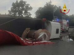 Mezzo pesante si ribalta, traffico paralizzato nel pomeriggio su Via Emilia a Sant’Ilario d’Enza