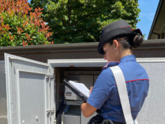 Si allaccia alla rete condominiale per fornire energia al suo appartamento denunciato dai carabinieri