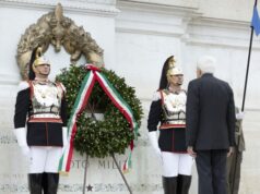 Mattarella depone corona d’alloro all’Altare della Patria