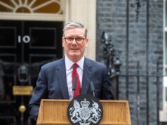 Starmer si insedia a Downing Street “Ricostruiremo la Gran Bretagna”