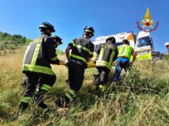 Precipita con auto per 40 metri in scarpata, intervengono i vigili del fuoco