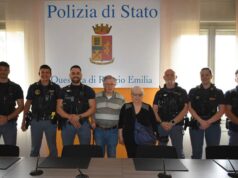 Rubarono all’interno di una auto, ma subito arrestati dalla Polizia: restituita la refurtiva ai legittimi proprietari che hanno ringraziato con affetto i loro “eroi”