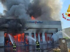 Vasto incendio in capannone di una azienda biomedicale, ingenti danni