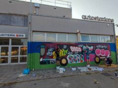 Giovani writer hanno dipinto i muri della stazione delle corriere