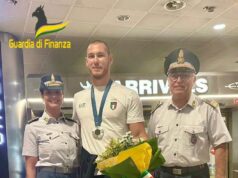 La medaglia d’argento di canottaggio, Parigi 2024, Luca Rambaldi e’ arrivato all’aeroporto Marconi