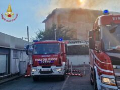 Roma, maxi rogo di sterpaglie a Cinecittà. Feriti 4 soccorritori
