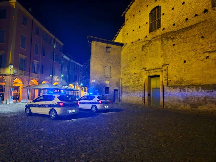 Modena, dormiva nel dehors di un locale: per lui sanzione e mini daspo