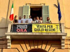 Esposto sul balcone del municipio di Guastalla lo striscione “Cessate il fuoco ora”
