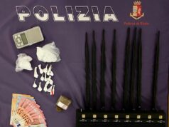 Reggio Emilia: beccato mentre spaccia, in casa aveva cocaina, hashish e un disturbatore di frequenze