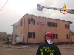 Incendio a Granarolo Emilia, forse provocato da un fulmine