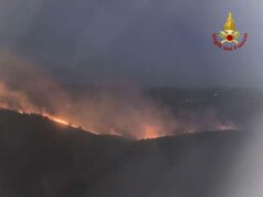 Incendio nei calanchi di Pianoro, evacuate una cinquantina di persone