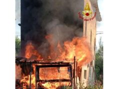 Incendio di una tettoia in via Curti a Reggio Emilia