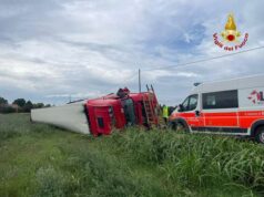 Camion fuori strada a San Pietro in Casale: ferito l’autista