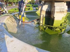Col caldo anticipata a Modena la pulizia della fontana dei “Due Fiumi”