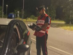 Quattro Castella: al controllo dei carabinieri lancia due coltelli che aveva in auto. Denunciato
